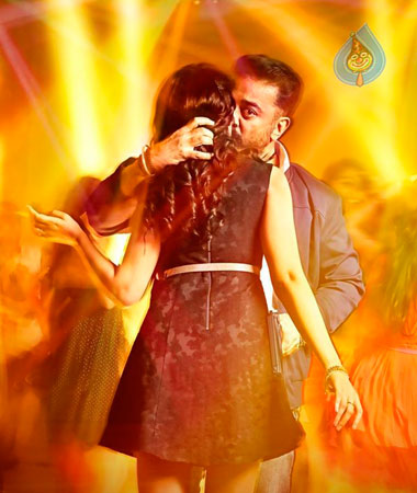 chikati rajyam stills,kamalhassan,trisha,chikati rajyam news,kamal romance,  కమల్‌ ఇలా రెచ్చిపోతున్నాడేంటి!